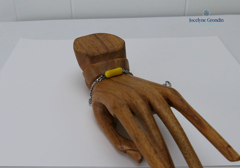 Miniature : Bracelet ajustable jaune no 1301 présentoir par Jocelyne Grondin Arts & Vitrail