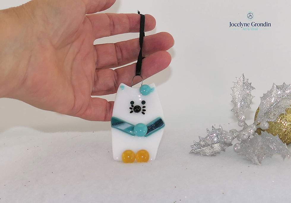 Miniature : Chat blanc et turquoise ornement en verre fusion par Jocelyne Grondin Arts & Vitrail