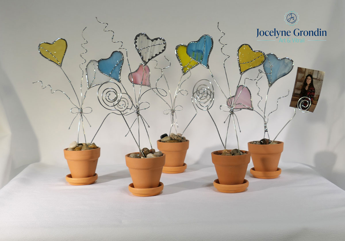 Coeurs en vitrail sur tige en pot de terre cuite