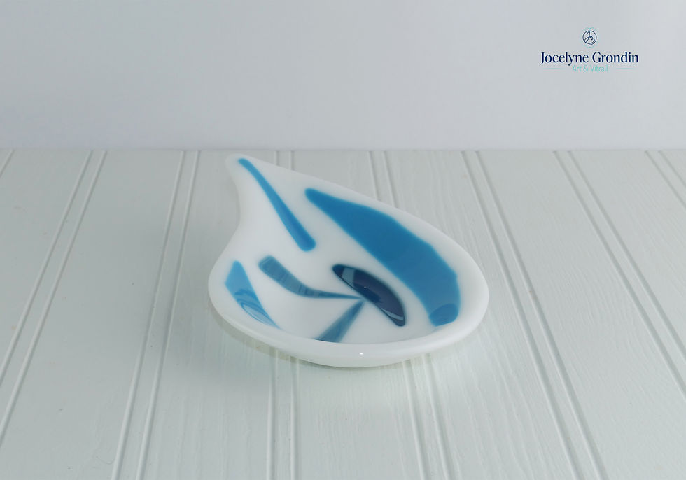 Assiette en verre No 1653  par Jocelyne Grondin d'Arts & Vitrail