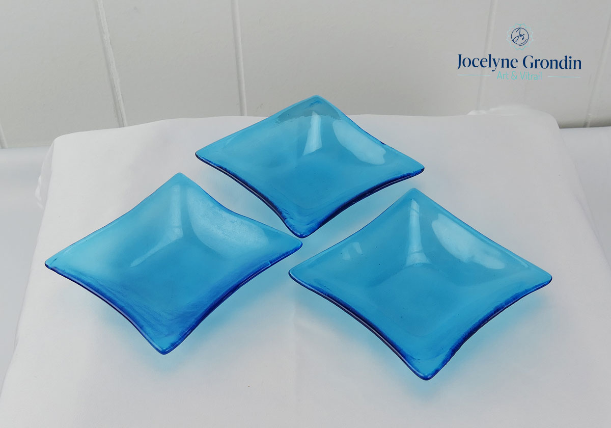 Trio assiettes en verre bleu No 1846