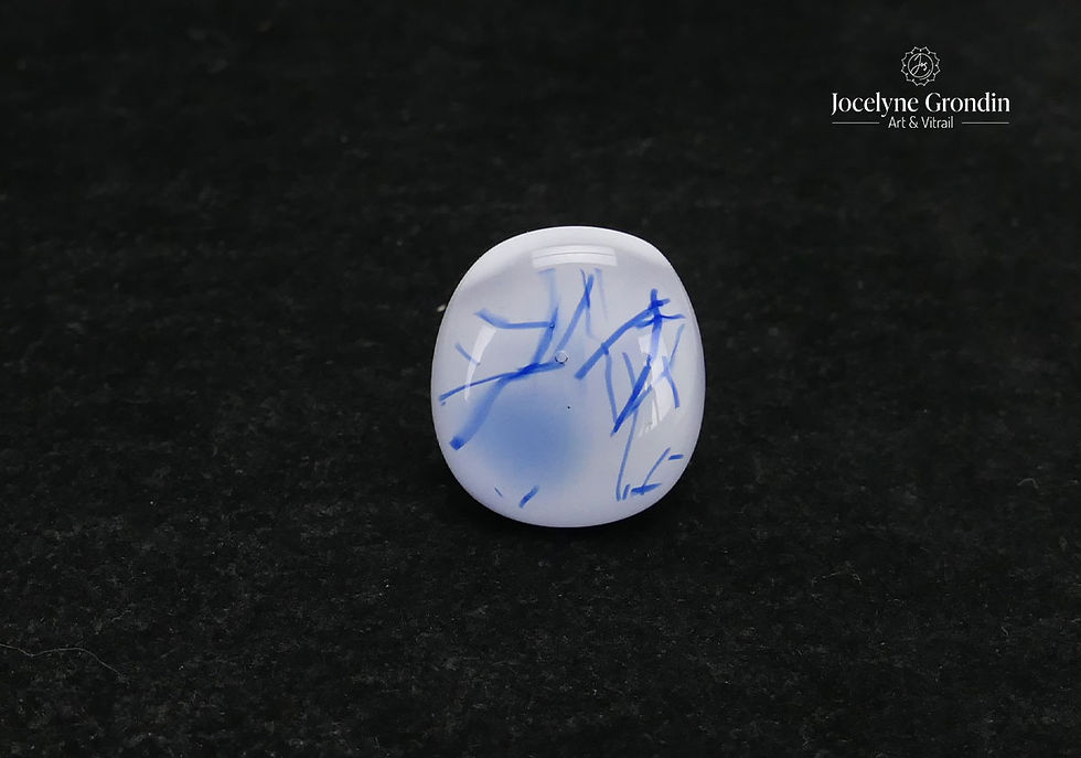 Miniature : Bague ajustable blanche et bleu No 1264 fond noir par Jocelyne Grondin