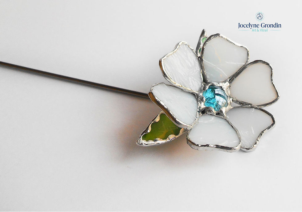 Miniature : Fleur blanche en vitrail sur tige seule No 1123 par Jocelyne Grondin Arts & Vitrail