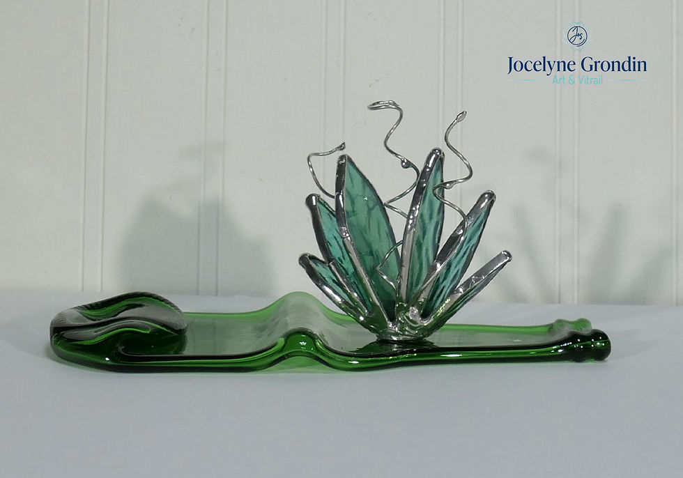 Miniature : Succulente turquoise en vitrail devant No 1986 par Jocelyne Grondin - Arts & Vitrail