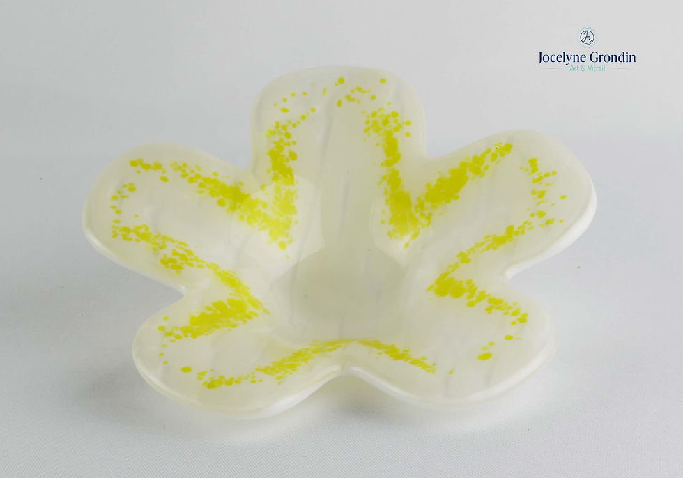 Assiette en verre forme de fleur No 1655 de biais par Jocelyne Grondin d'Arts & Vitrail