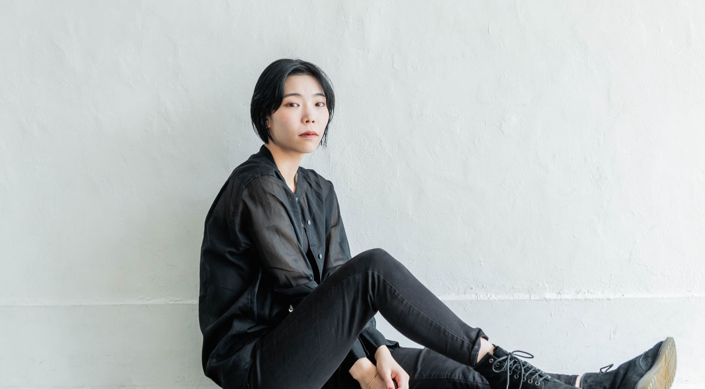 HYPERION DANCE STUDIOのダンスインストラクターMarinの座った右からの画像