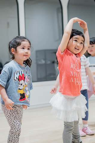 子供達がダンスをしている画像