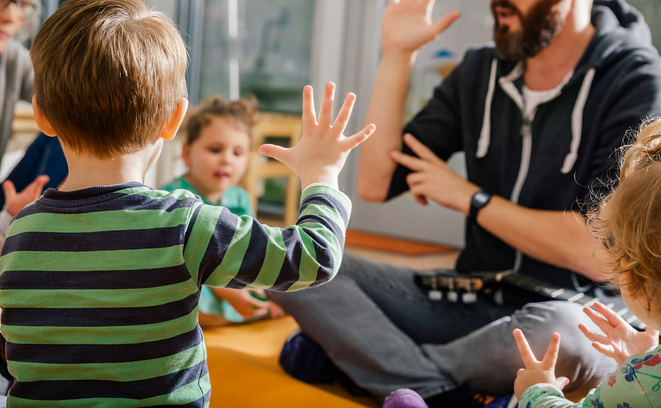 Kinder und Lehrer im Kindergarten