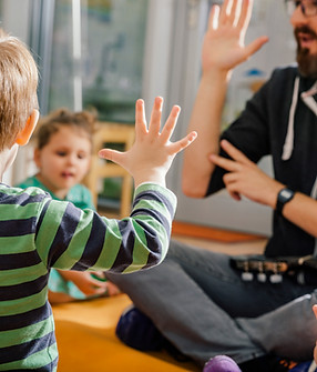 Bambini e insegnanti all'asilo