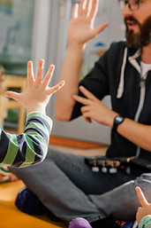 Kinder und Lehrer im Kindergarten