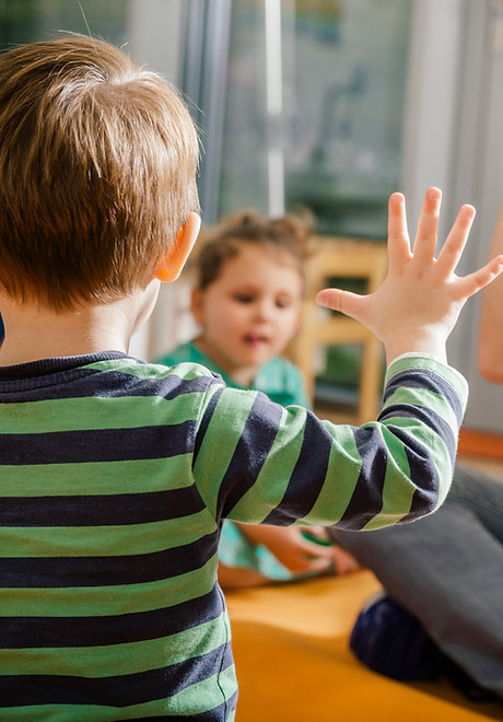 Enfants et enseignant à la maternelle