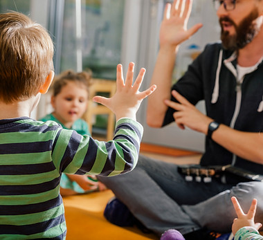 Enfants et enseignant à la maternelle