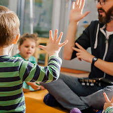 Enfants et enseignant à la maternelle