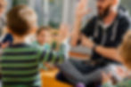 Enfants et enseignant à la maternelle