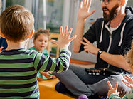 Enfants et enseignant à la maternelle