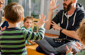 Kinder und Lehrer im Kindergarten