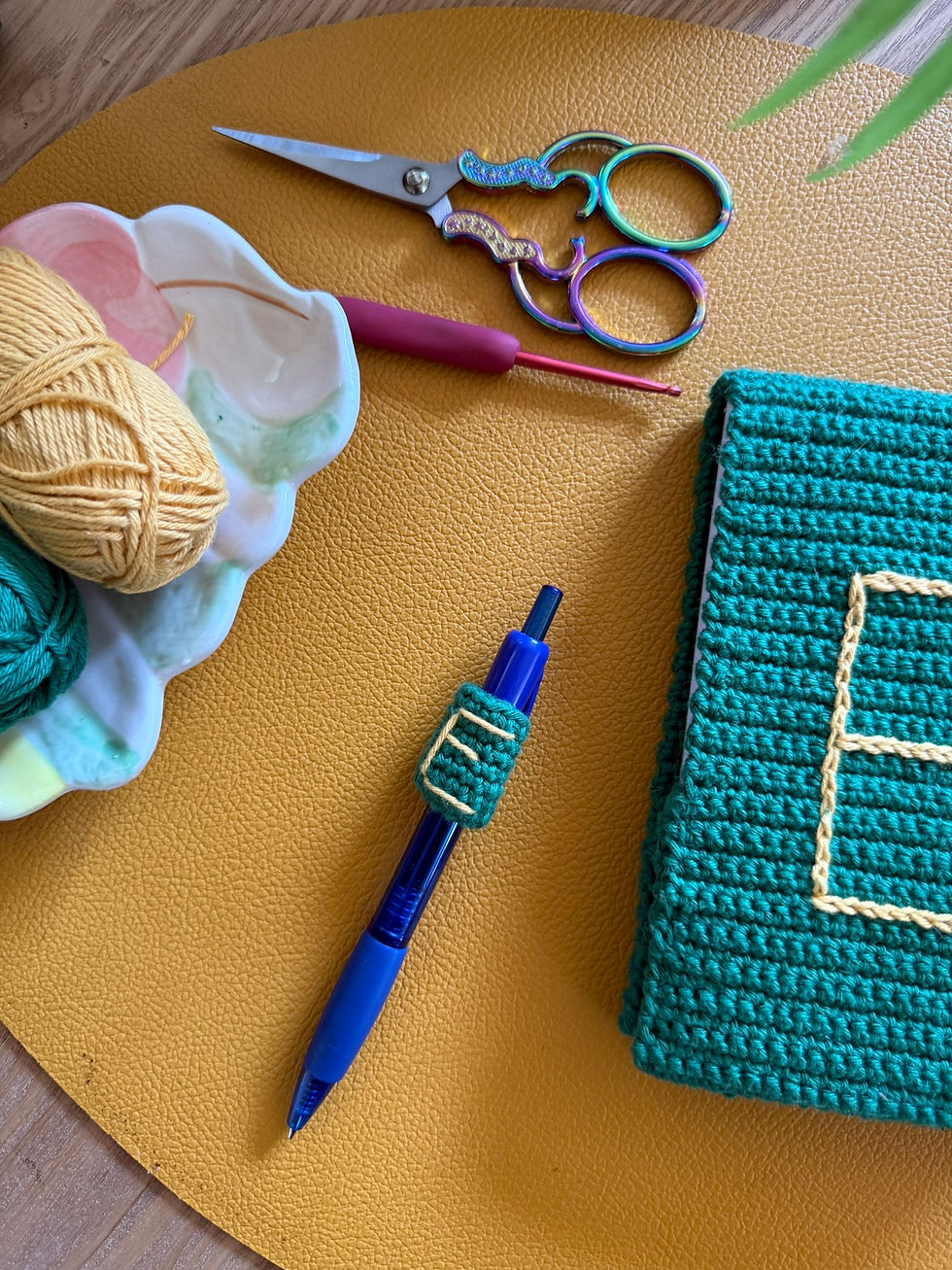 Miniature : Set de 3 cadeaux au crochet – Protège-carnet, porte-clés crayon & bague stylo