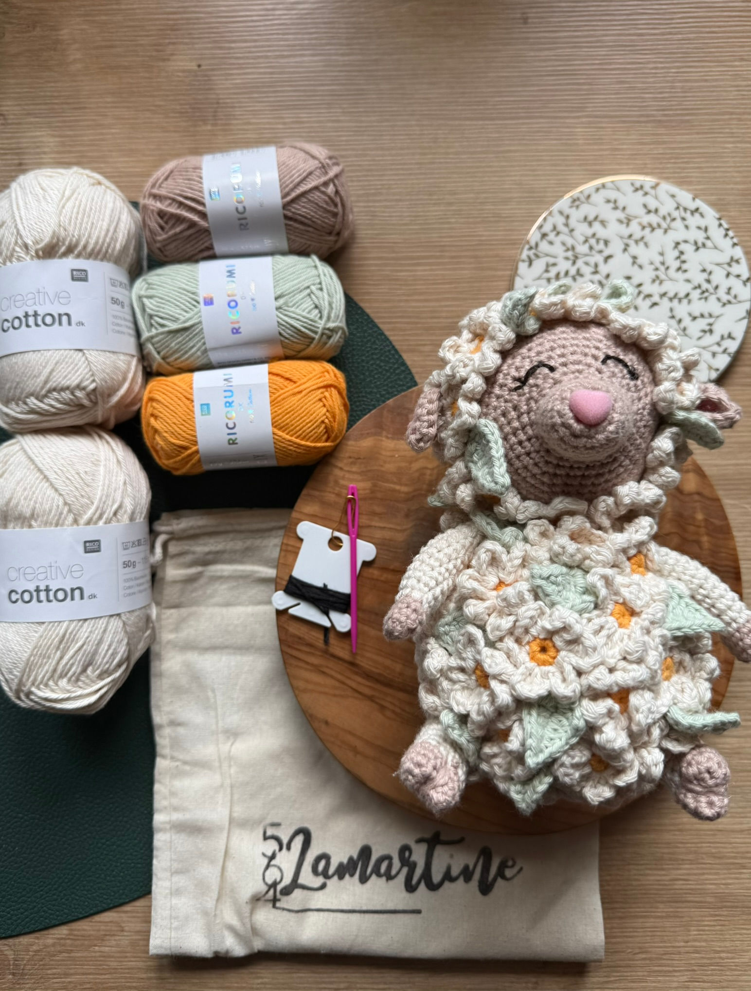 Kit crochet amigurumi – Mouton fleuri à réaliser soi-même | Patron PDF inclus