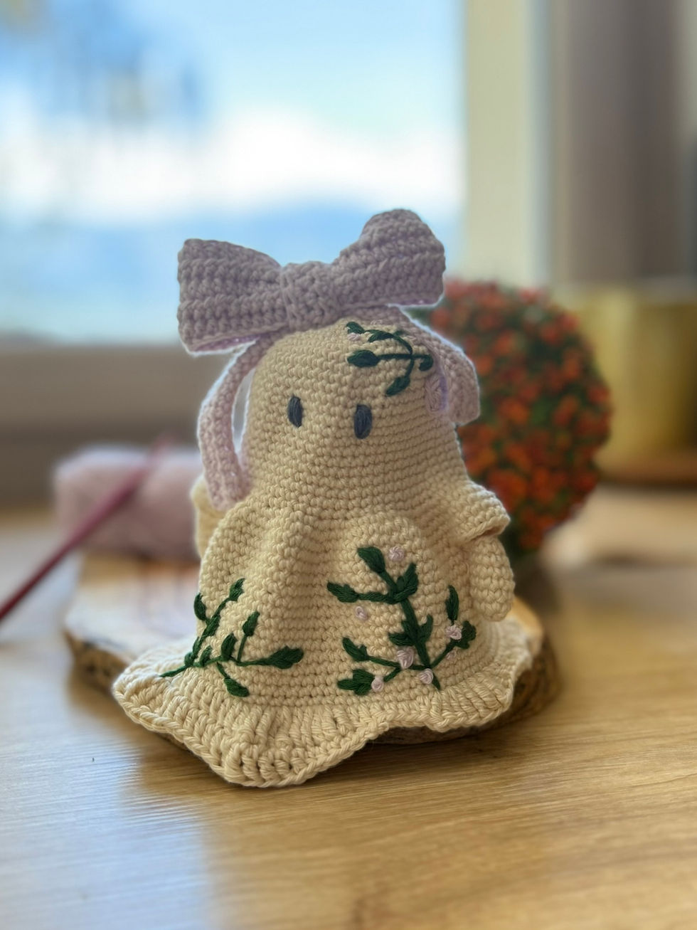 Miniature : Fantôme fleuri au crochet Mimi Booh Bloom, création poétique avec broderies vertes 564Lamartine