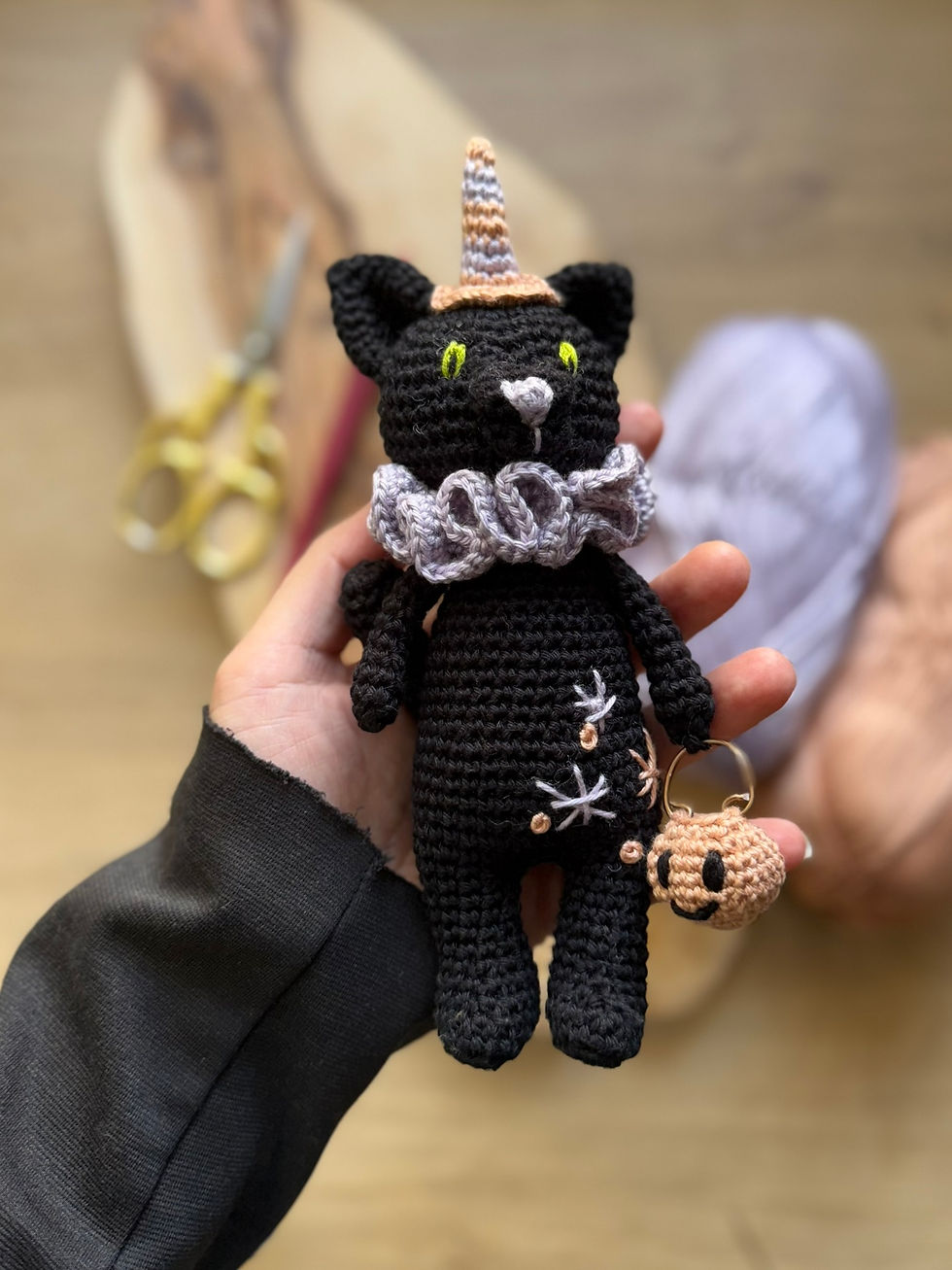 Miniature : Patron crochet Sacha le Chat – amigurumi noir avec chapeau rayé, pas à pas photos détaillées 564Lamartine.