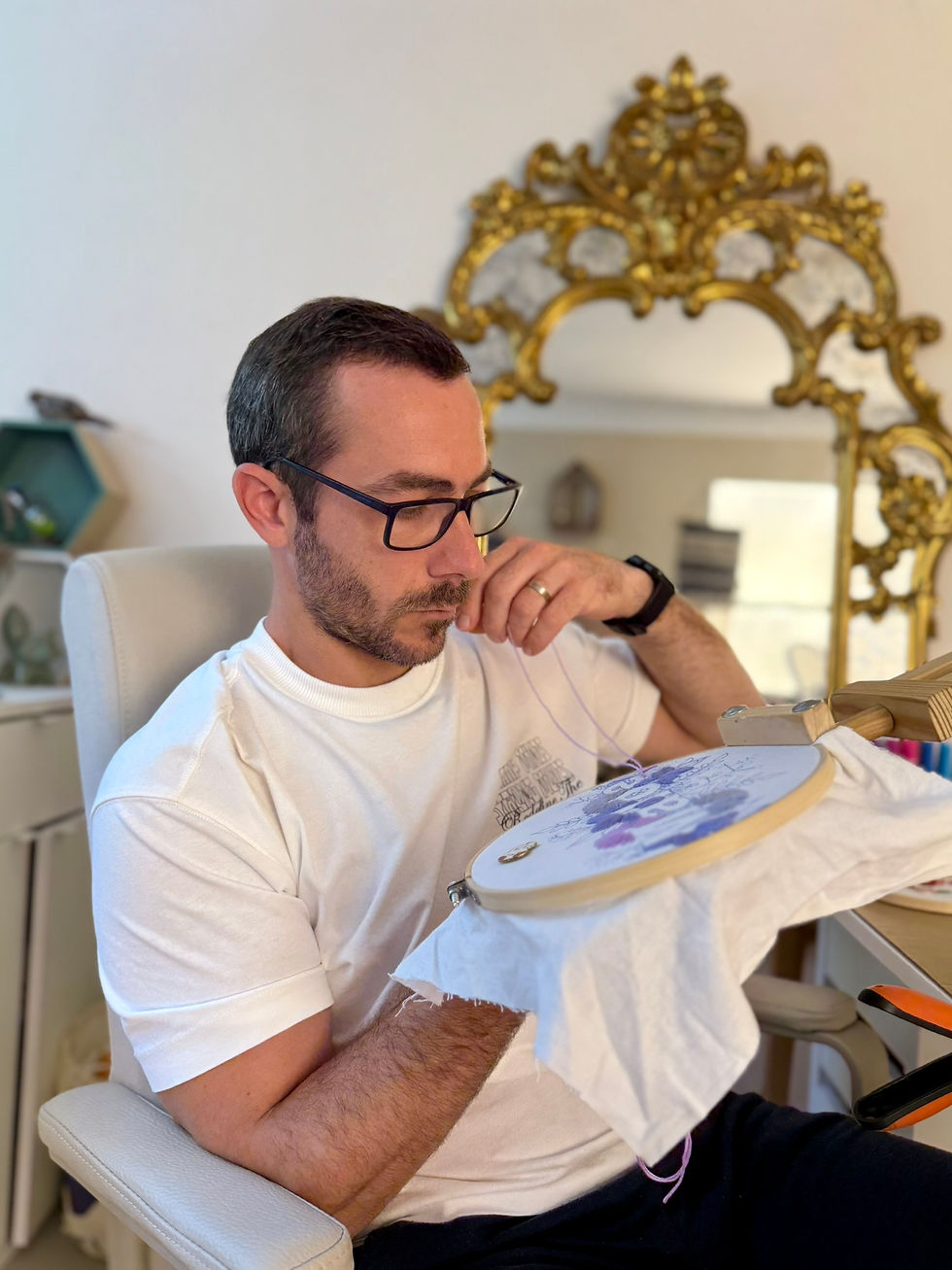 Léo co-gérant de 564lamartine qui brode une commande sur mesure
