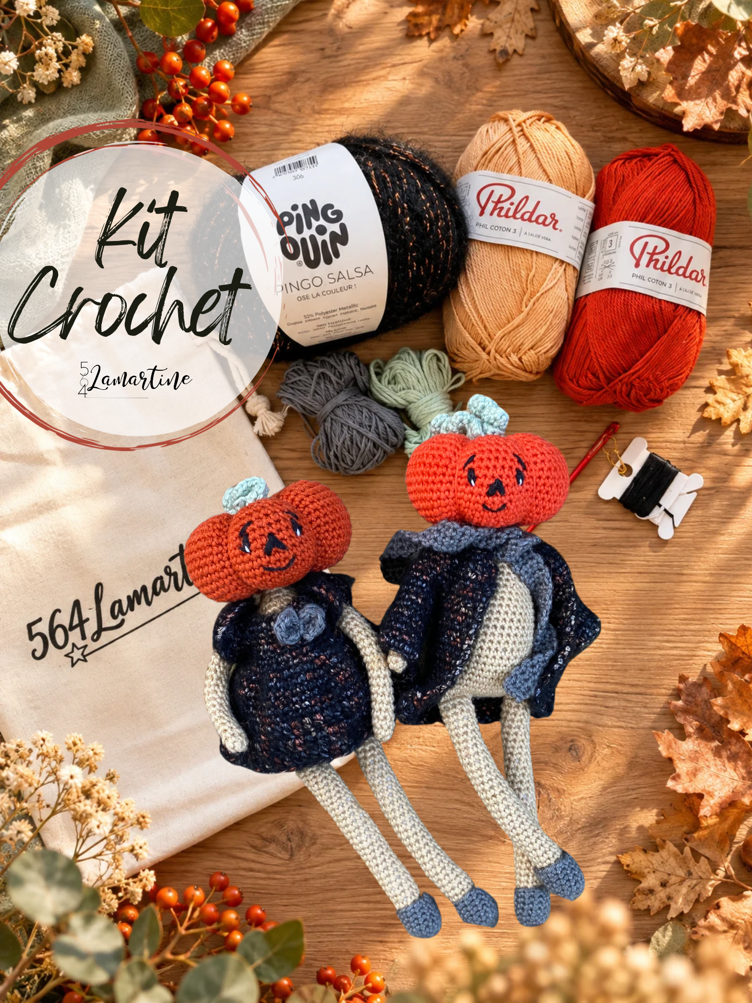 Kit crochet Monsieur et Madame Zucca avec deux citrouilles réalisées, pelotes de fil et accessoires.