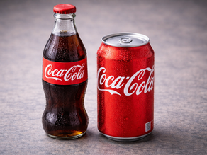 Een fles en blikje van Coca Cola