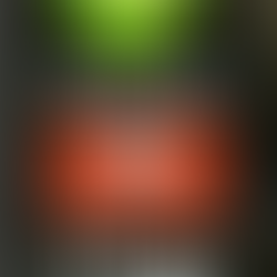 Het logo van Duolingo, Doordash en Uber op een raam