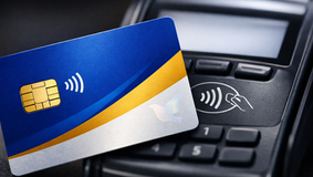 Een visa creditcard op een betaalautomaat