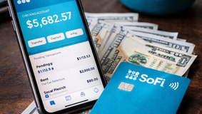 SoFi op de telefoon en een bankkaart van SoFi