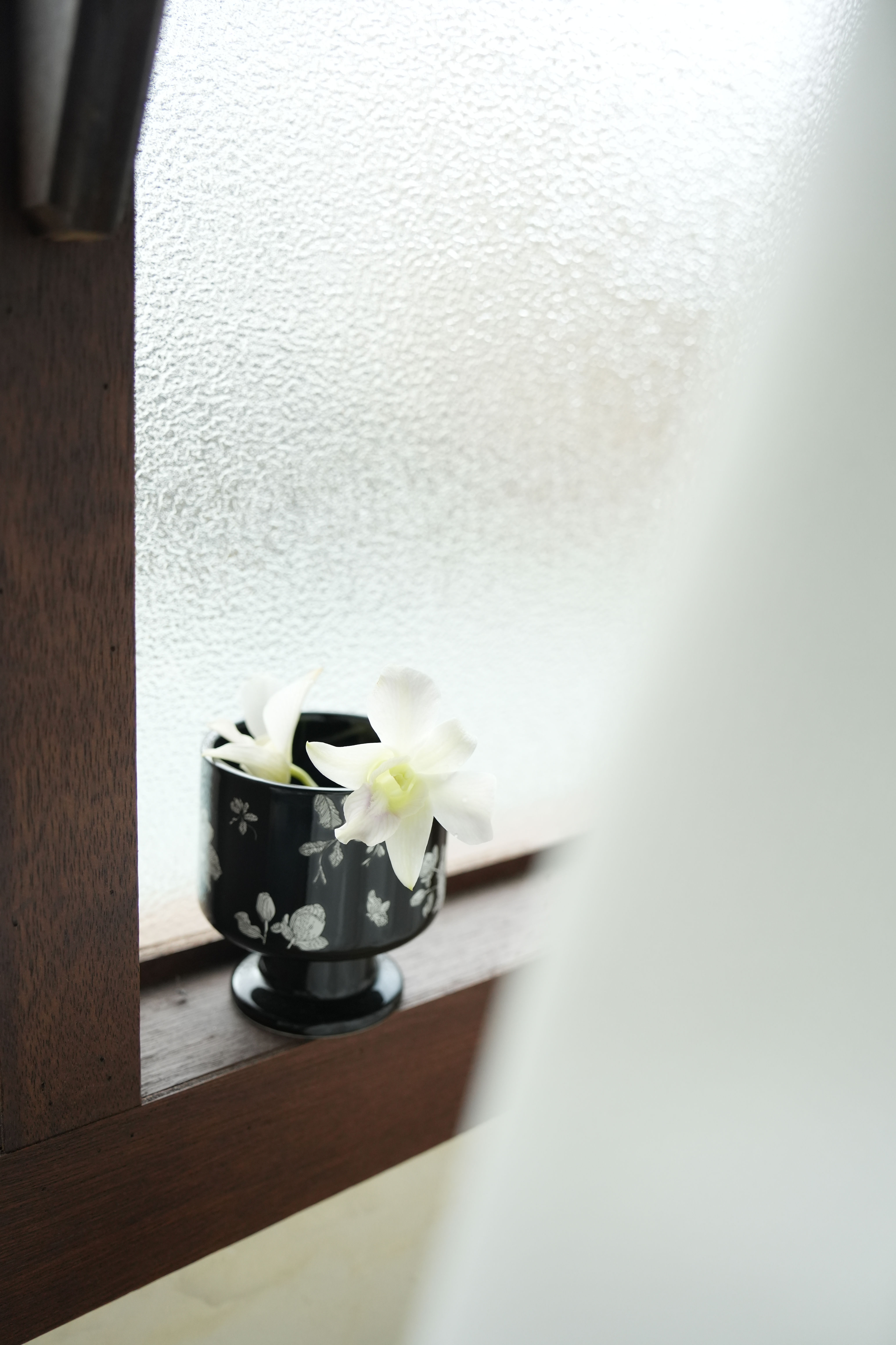 山茶花黑色陶瓷高腳杯