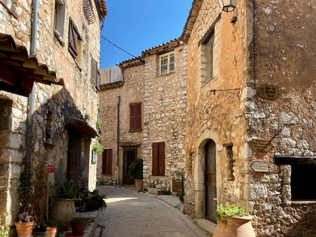 GUIDE DE VOYAGE : 4 VILLAGES À VISITER AUTOUR DE SAINT-JEANNET !
