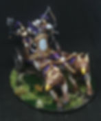 Le char foudroyeur, porté par ses deux gryph-destriers, avec son pilote armée d'une hache foudroyeuse et le porteur de l'arc de l'orage en équipage.