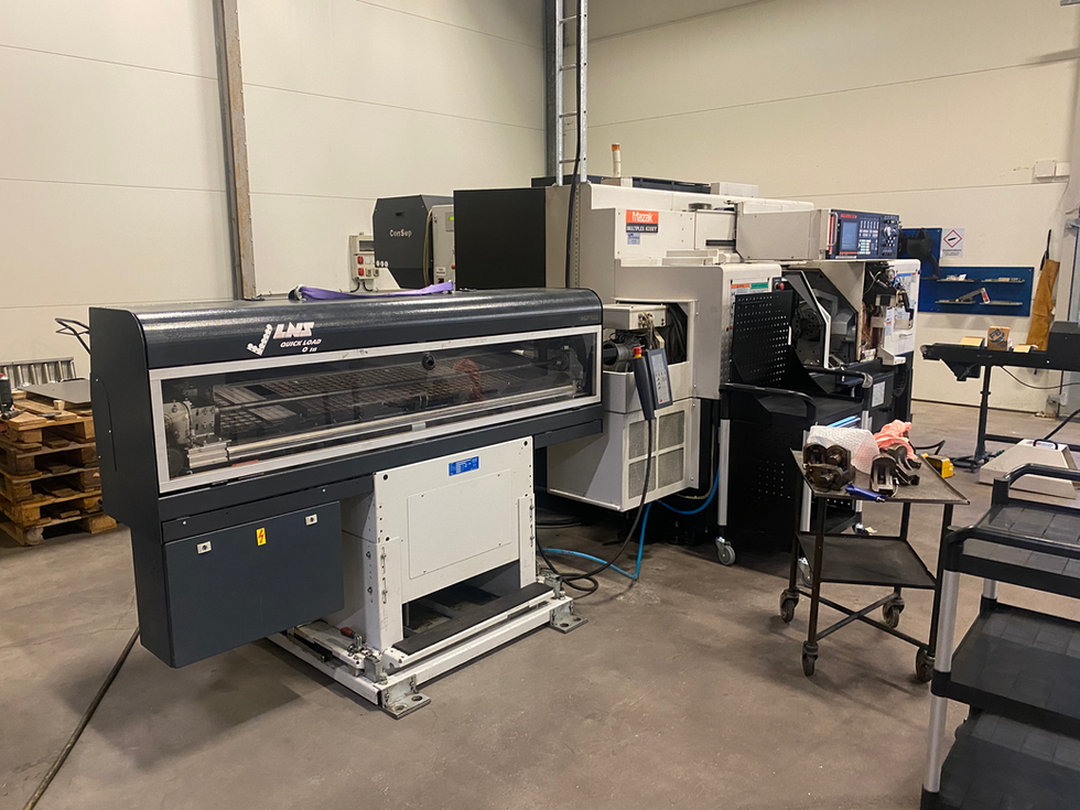 CNC-svarv med stångmagasins automation
