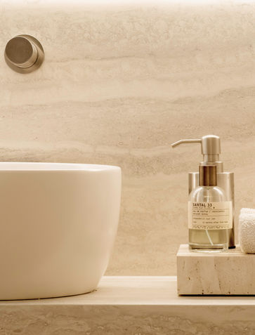 appartamento, architettura minimale, arredamento di interni su misura, Castelfranco veneto, castiglioni, design, divano, flos, interior design, interni moderni, luce, materia, microcemento, pezzi di design, progetto minimal, togo, travertino