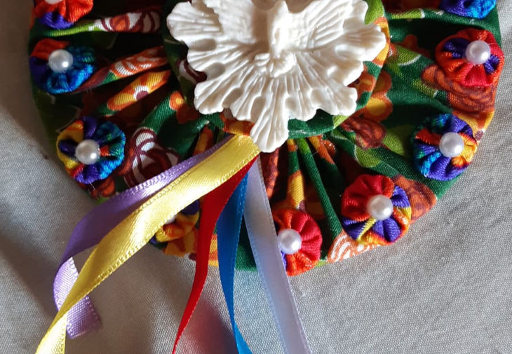 Artesol - Odaisa - Mandala de fuxico de chita com o divino Espírito Santo E pérolas R$ 10.