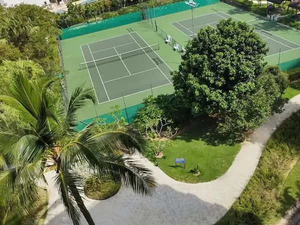 Quadra de tênis do clube compartilhado do Módulo 02, arquibancada