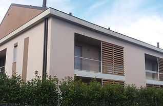 Complesso residenziale formato da quattro unità abitative, con accesso e garage privati, ampi spazi interni che si sviluppano su tre piani, ad alte prestazioni energetiche e acustiche.