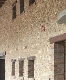 Facciata di agriturismo con muro a faccia vista in pietra mattone e sasso costruito da Cosmev Srl impresa edile