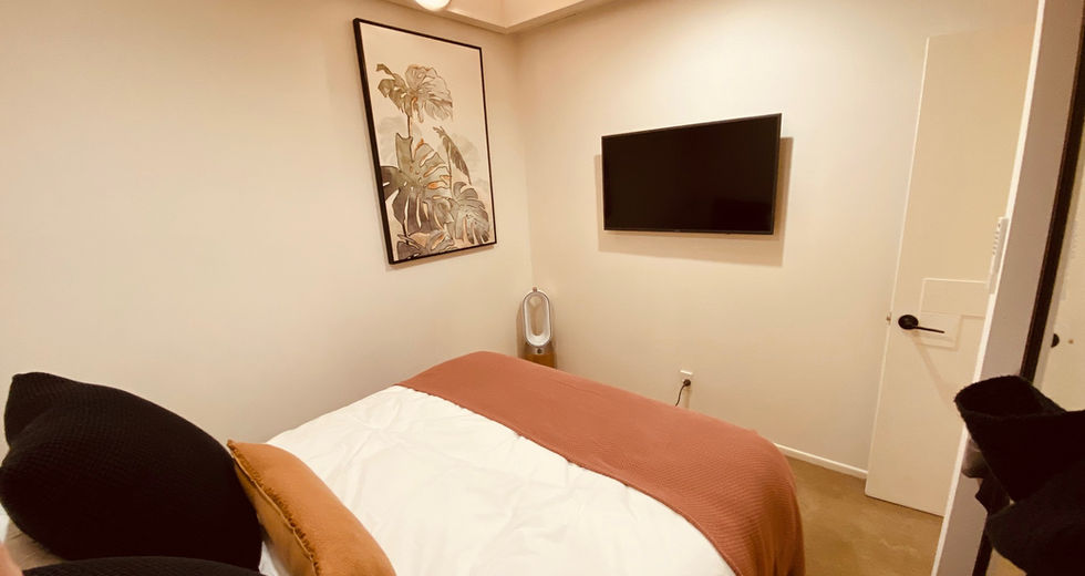 queen rm w tv pic 2.jpg