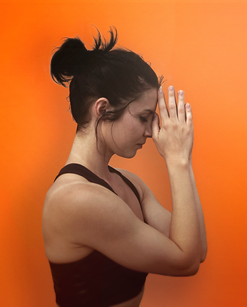 Hände verschränken in Yoga-Lage