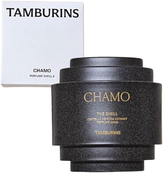黒い香水ボトルと白い箱。ボトルには「CHAMO」の文字、箱には「TAMBURINS」が記載。シンプルで高級感のあるデザイン。