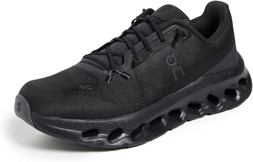 黒いランニングシューズ、表面にOCロゴ。通気性のあるメッシュ素材とユニークなソールデザイン。背景は白。