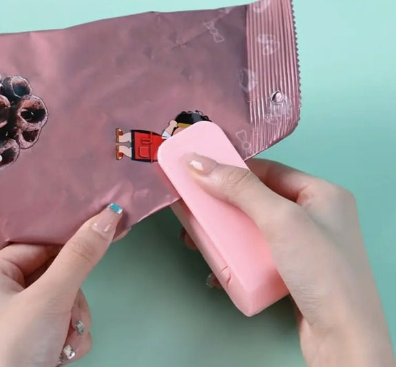 Miniatura: Selador de embalagens portátil branco a pilhas para vedar sacos plásticos