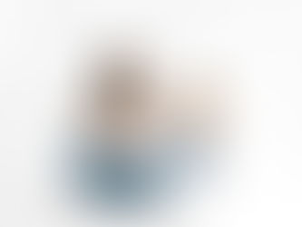 Бременна жена в студио със светла естествена светлина, нежна фотосесия за бременни в Русе, PhotoBox by Sevdalina