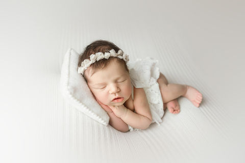 фотограф на новородени в София – бебе в светли тонове