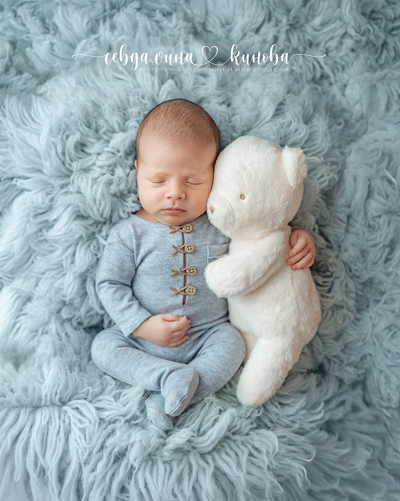 новородено бебе със син пухкав декор и плюшена играчка фотосесия