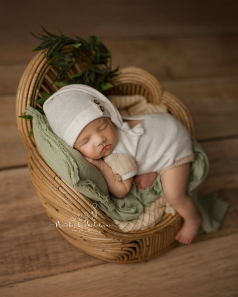 Newborn photography props and outfit for a professional newborn photoshoot