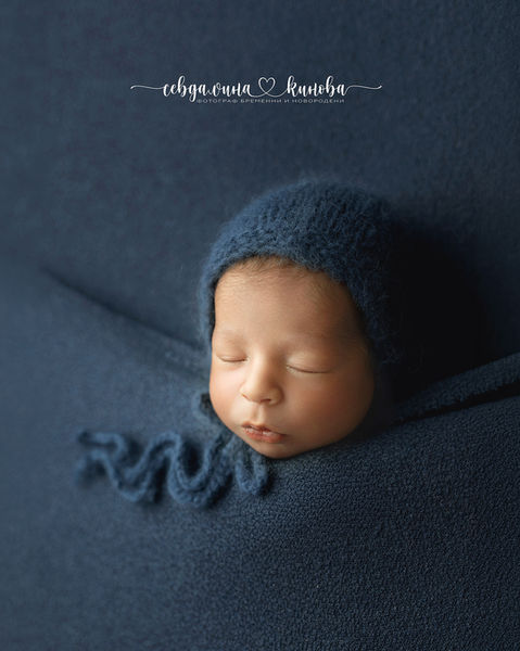 Бебе по време на фотосесия за новородено в София