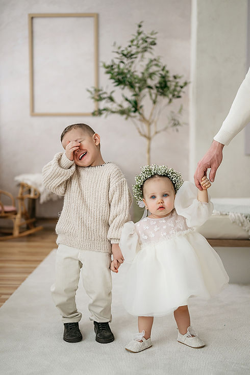 fotografiya-na-semejstva-na-razlichni-specialni-i-raznoobrazni-dekori-v-uyutno-fotostudio-